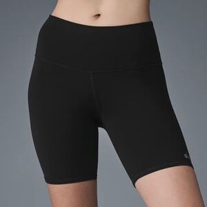 ALO 7" High-Waist Biker Short In Black